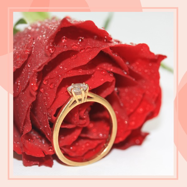 anel solitario de ouro com rosa vermelha