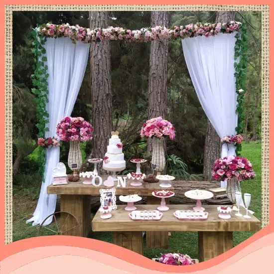 decoração de uma festa de casamento ao ar livre com flores