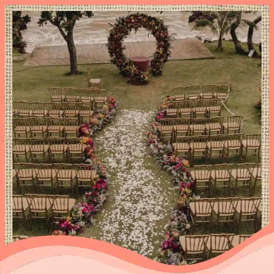 decoração de casamento rústico altar e cadeiras ao ao livre
