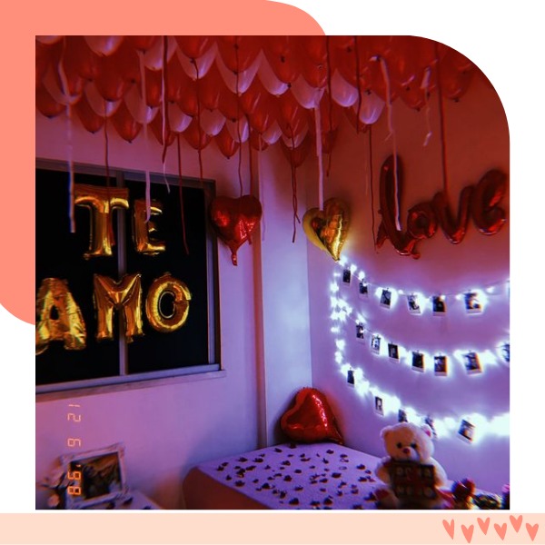 quarto decorado para pedido de namoro com balões e luzes