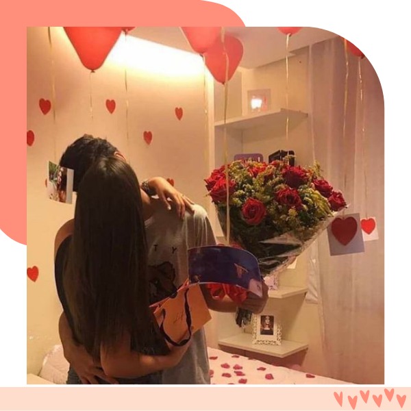 pedido de namoro no quarto casal se abraçando com flores