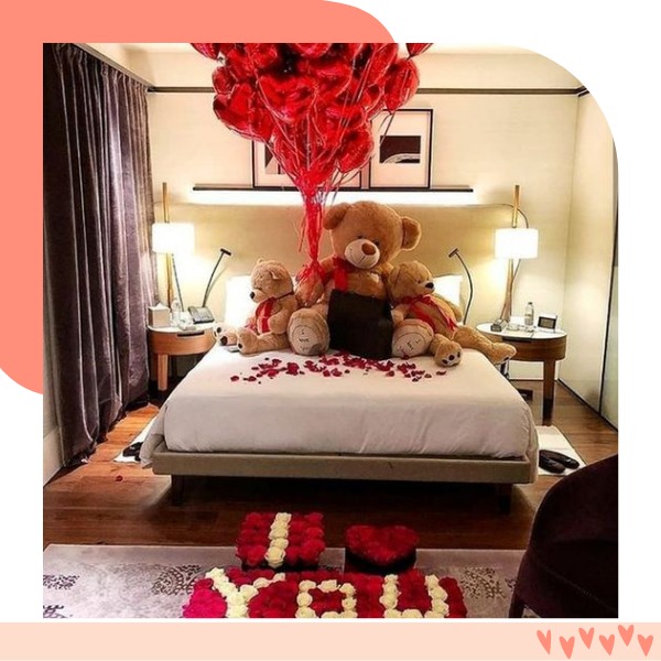 pedido de namoro quarto com urso grande e balões vermelhos