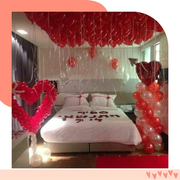 quarto decorado com bexigas e flores para pedido de namoro