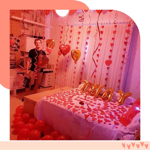 quarto decorado e namorado esperando namorada para pedido de namoro