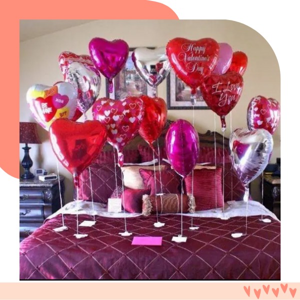 cama decorada com balões cor de rosa
