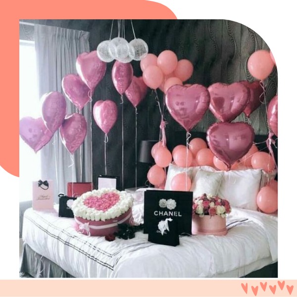 decoração de balão de coração na cama 
