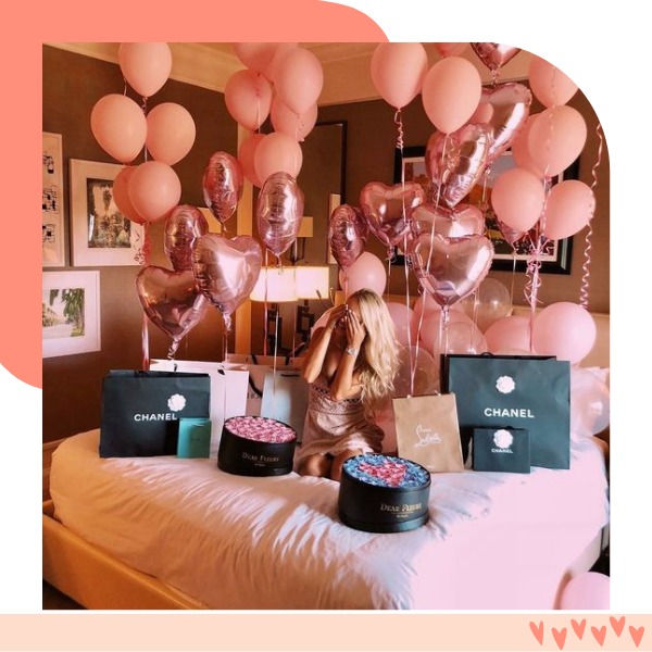 quarto decorado todo de rosa e presentes caros para namorada