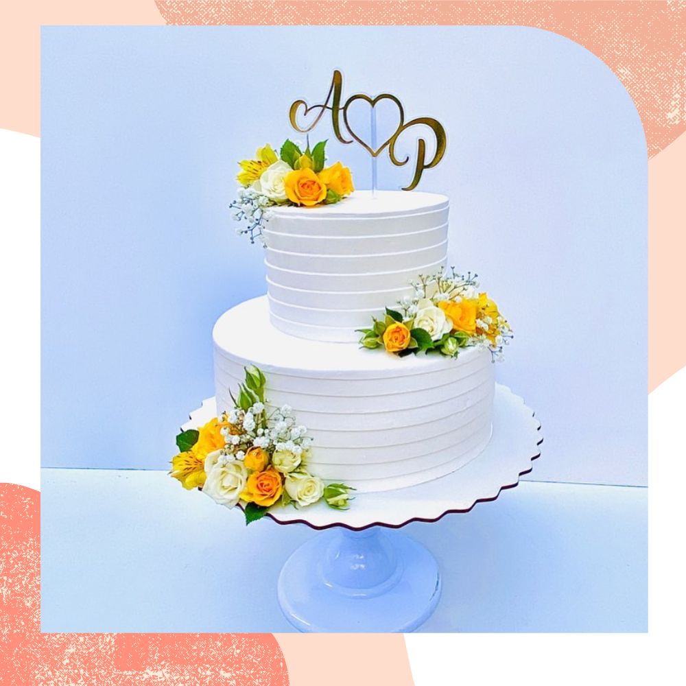 bolo de casamento 2 andares branco com flores amarelas