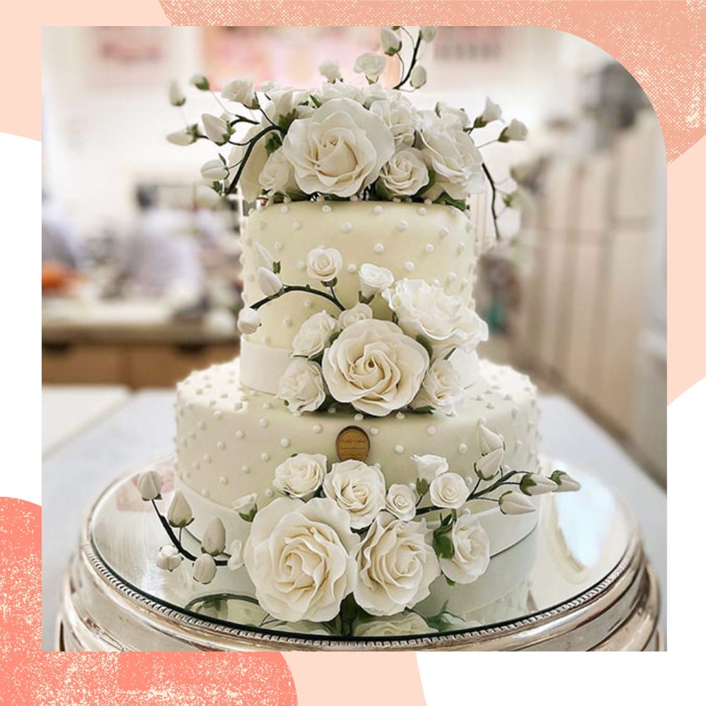 bolo de casamento 2 andares branco com flores brancas