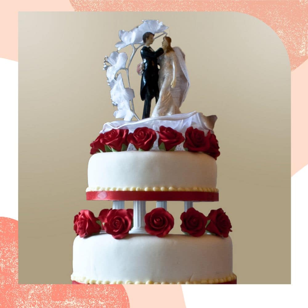bolo de casamento 2 andares branco com rosas vermelhas