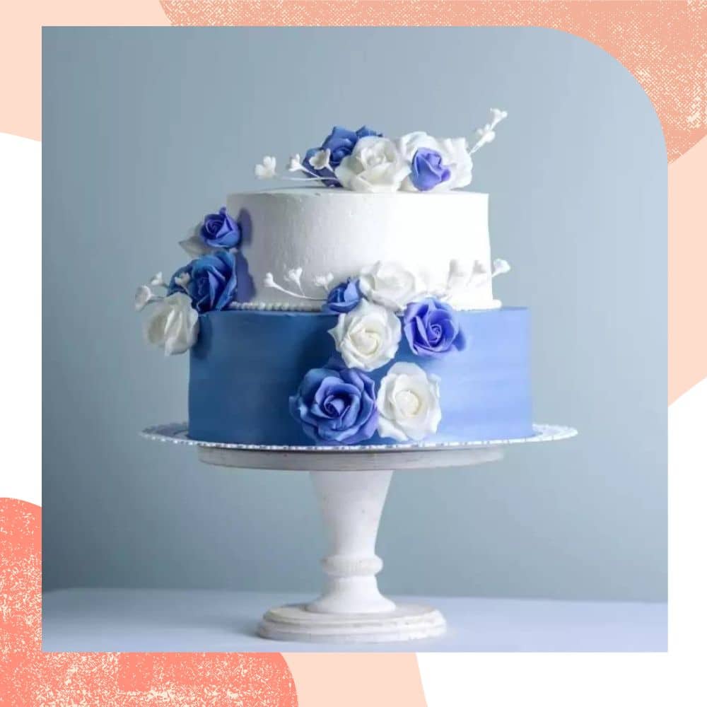 bolo de casamento 2 andares branco e azul com flores