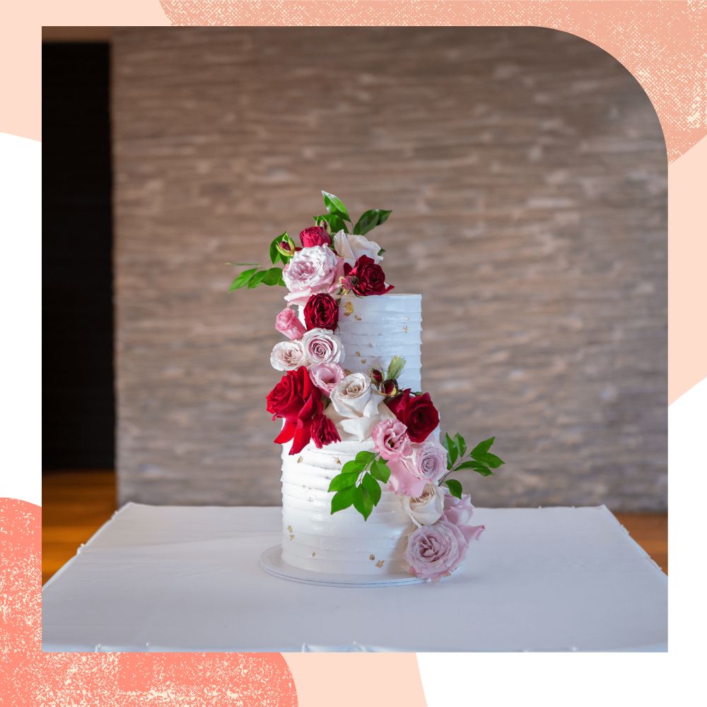 bolo de casamento 2 andares com flores coloridas