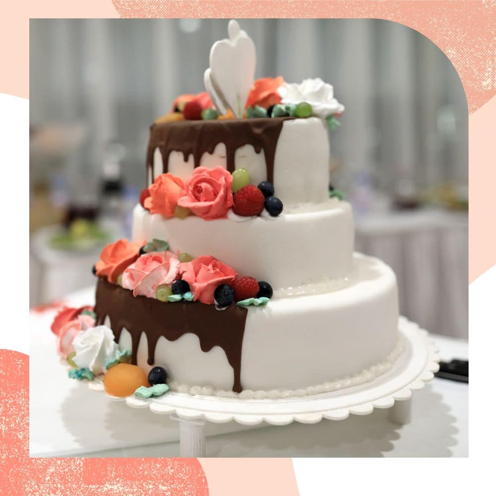 bolo de casamento 3 andares com decoração de chocolate