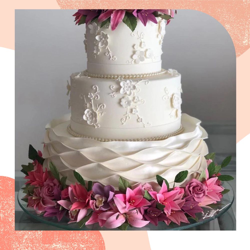 bolo de casamento 3 andares com decoração delicada e flores