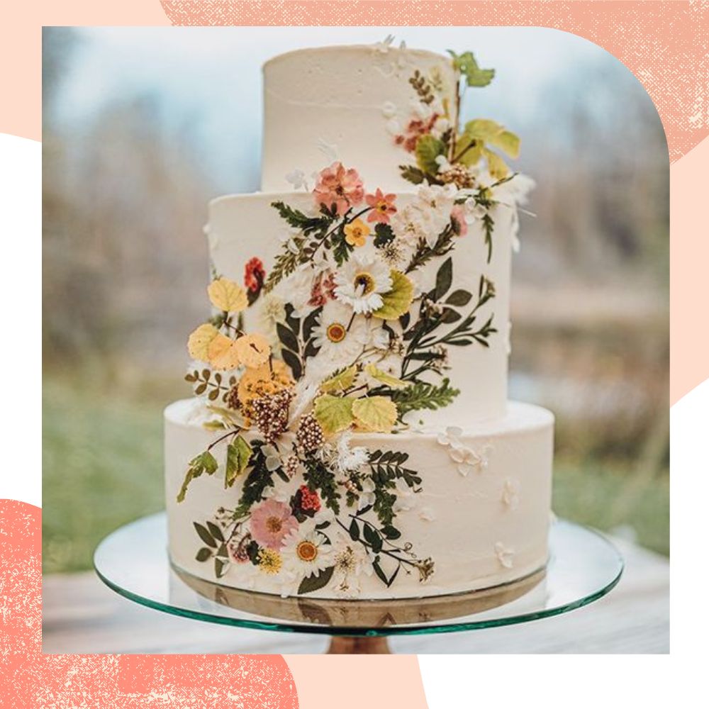 bolo de casamento 3 andares com flores delicadas
