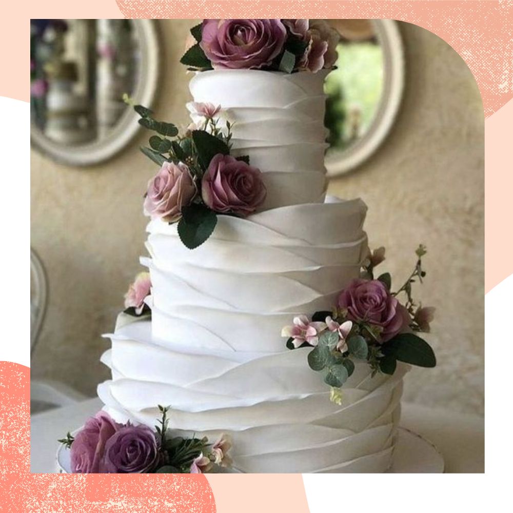 bolo de casamento 3 andares com flores escuras