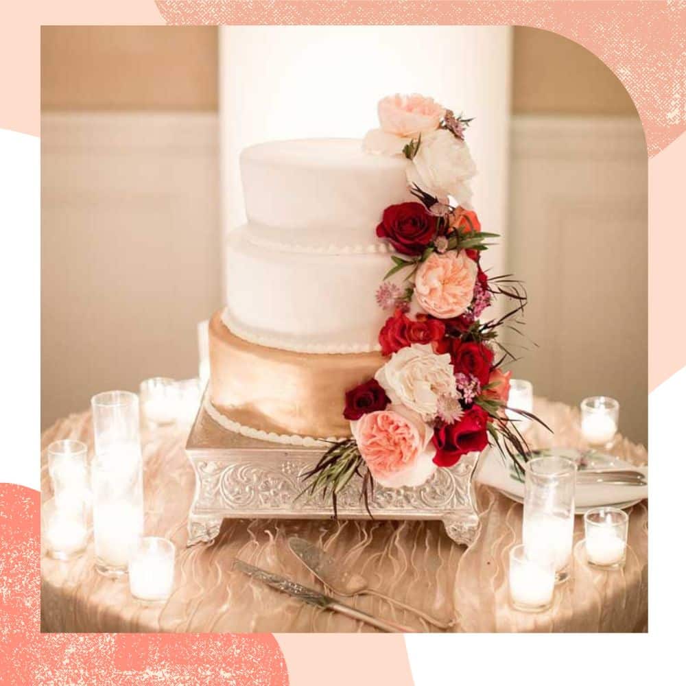 bolo de casamento 3 andares duas cores e rosas