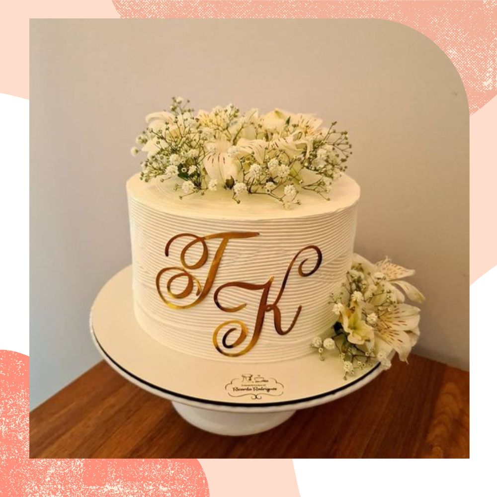 bolo de casamento civil com letras e flores