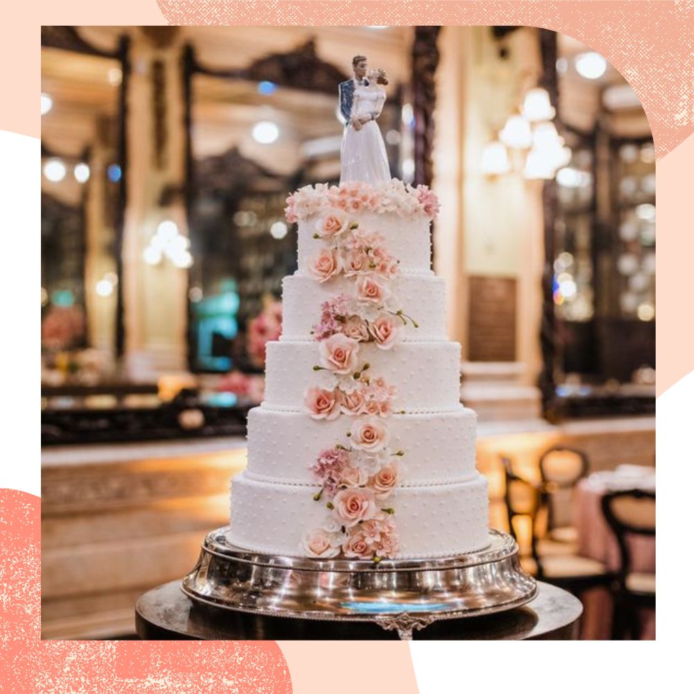 bolo de casamento grande com flores delicadas