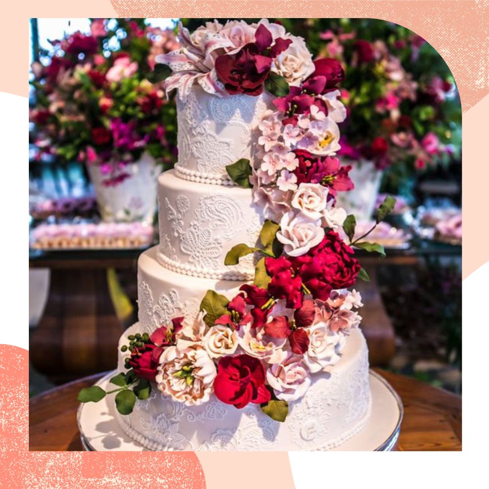 bolo de casamento grande com flores vermelhas