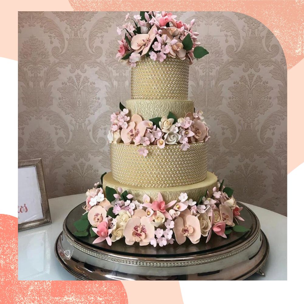 bolo de casamento grande com flores