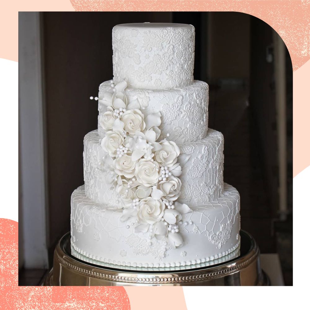 bolo de casamento grande decorado com flores