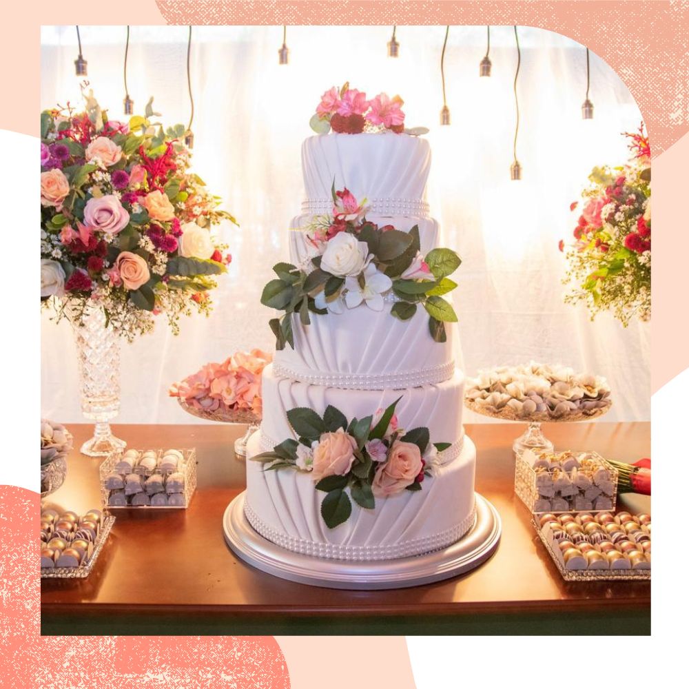 bolo de casamento grande redondo com flores e decoração