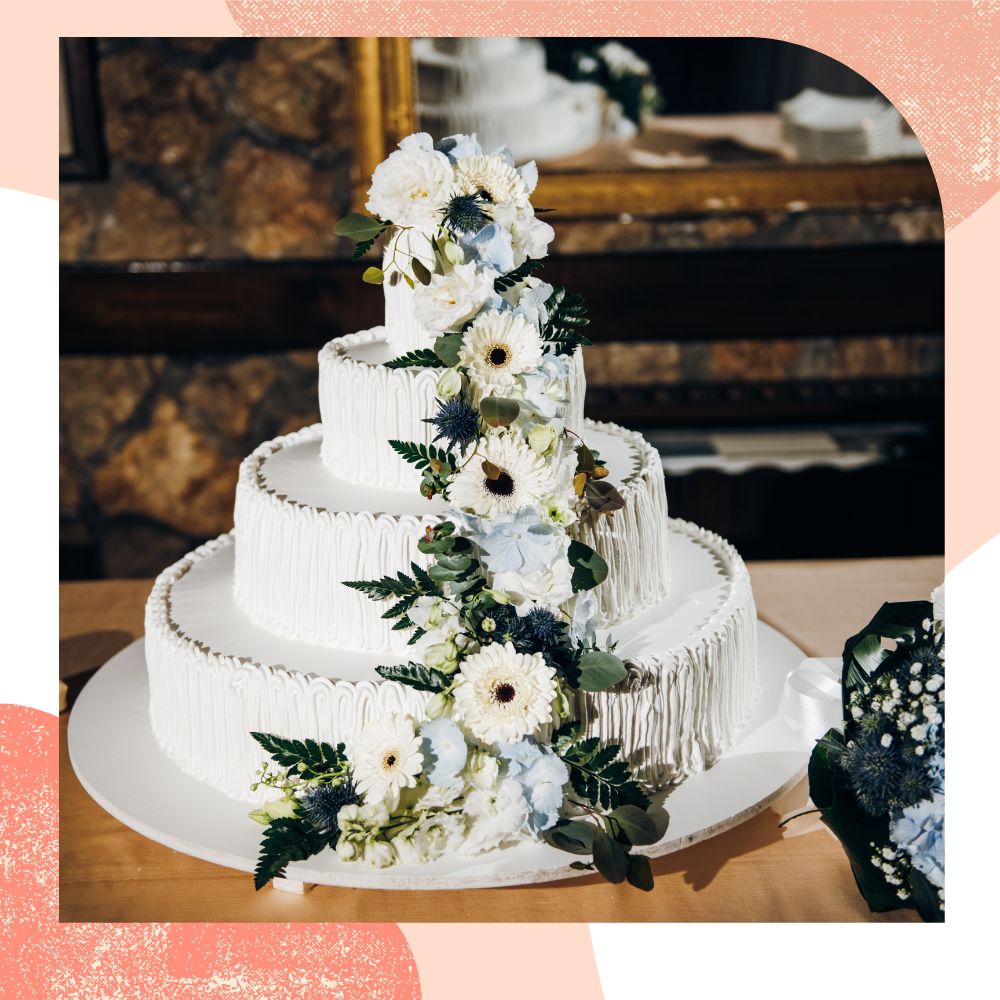 bolo de casamento grande redondo com flores