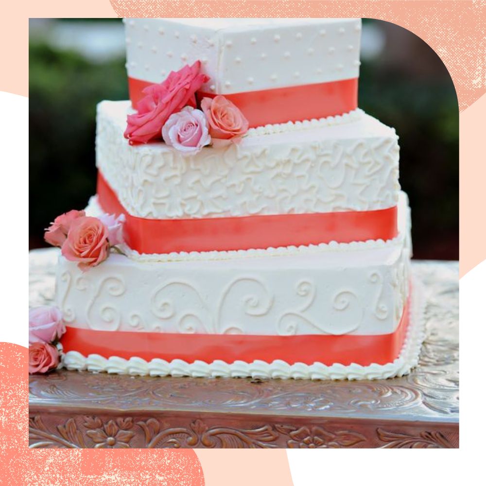 bolo de casamento quadrado branco com vermelho salmão