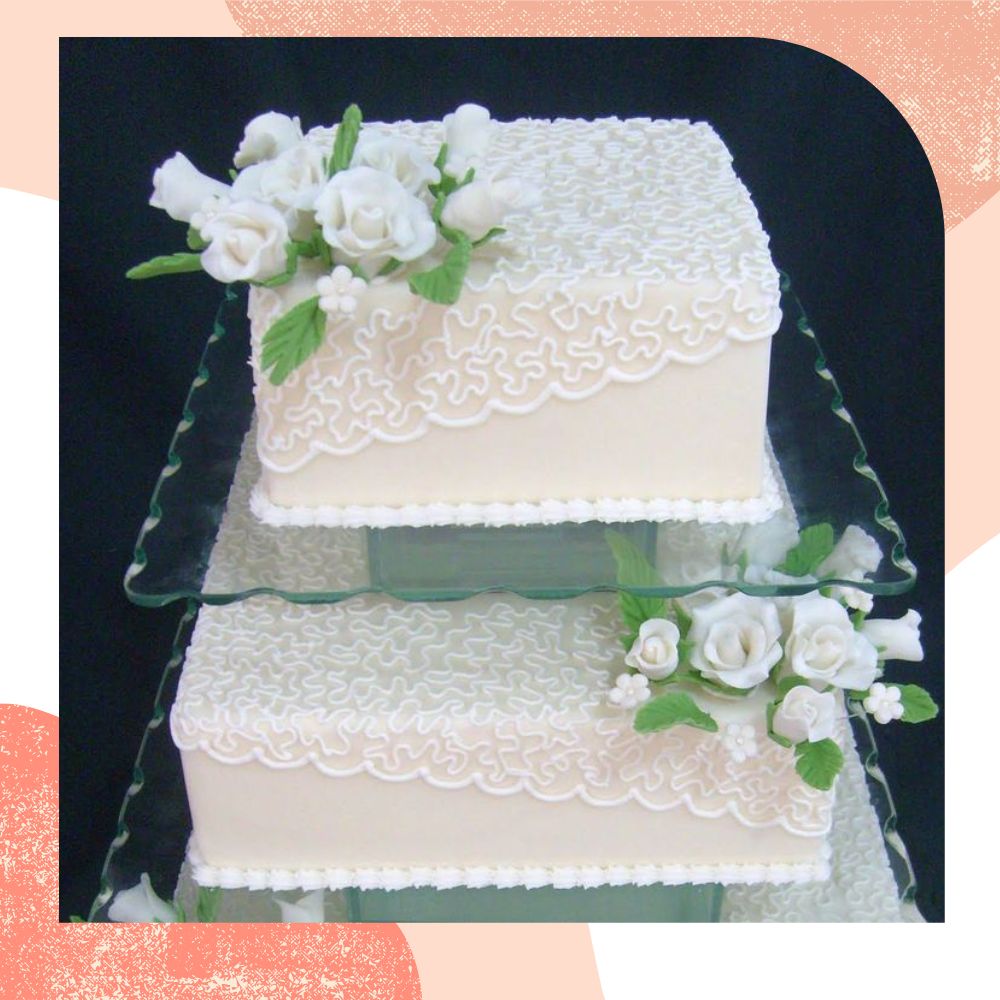 bolo de casamento quadrado branco renda