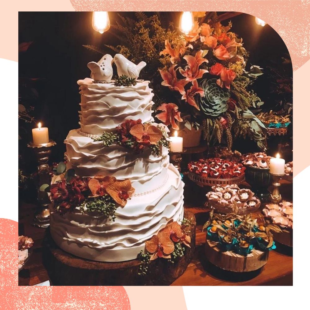 bolo de casamento rústico branco com flores escuras