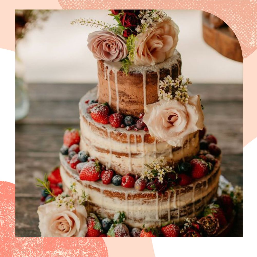 bolo de casamento rústico com frutas e flores 3 andares