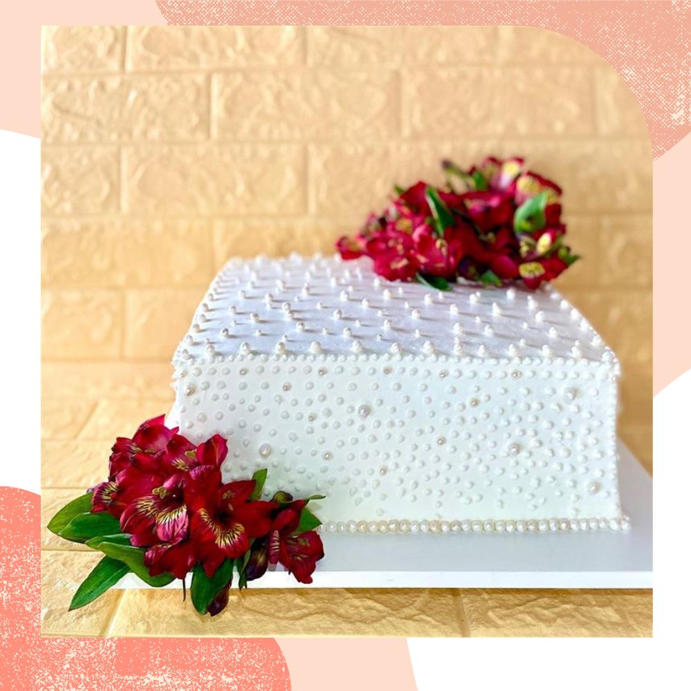 bolo de casamento simples branco quadrado alto