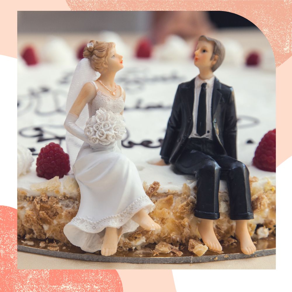 topo de bolo de casamento noivo e noiva sentados