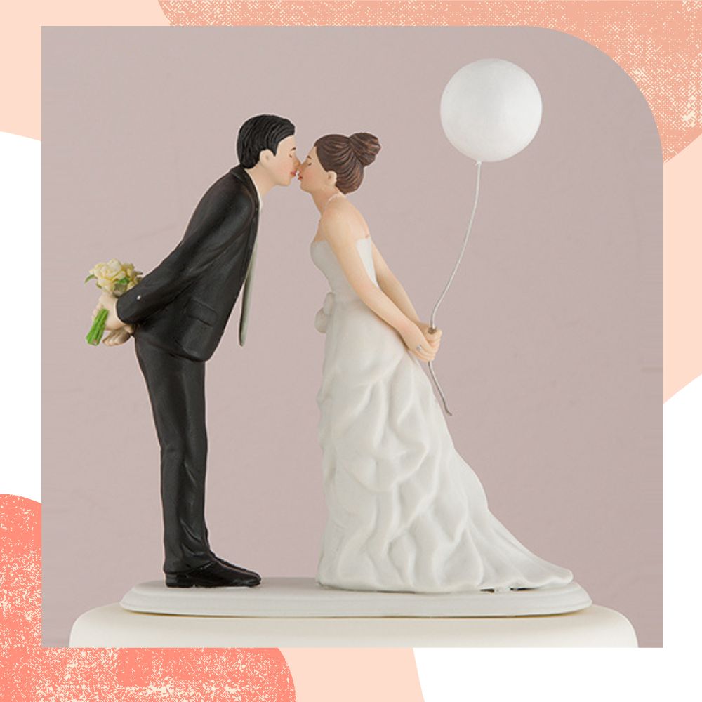 topo de bolo de casamento noivos se beijando