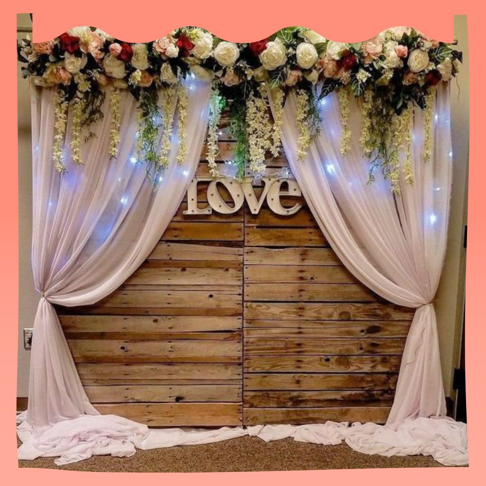 decoração casamento simples cortinas e flores leves