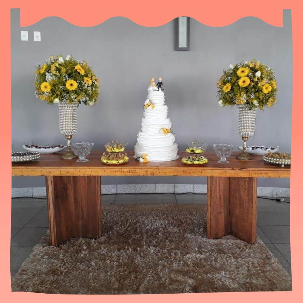 decoração de casamento simples com flores amarelas