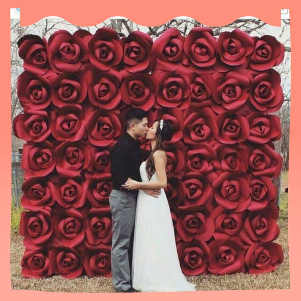 decoração de casamento simples com flores de papel vermelhas