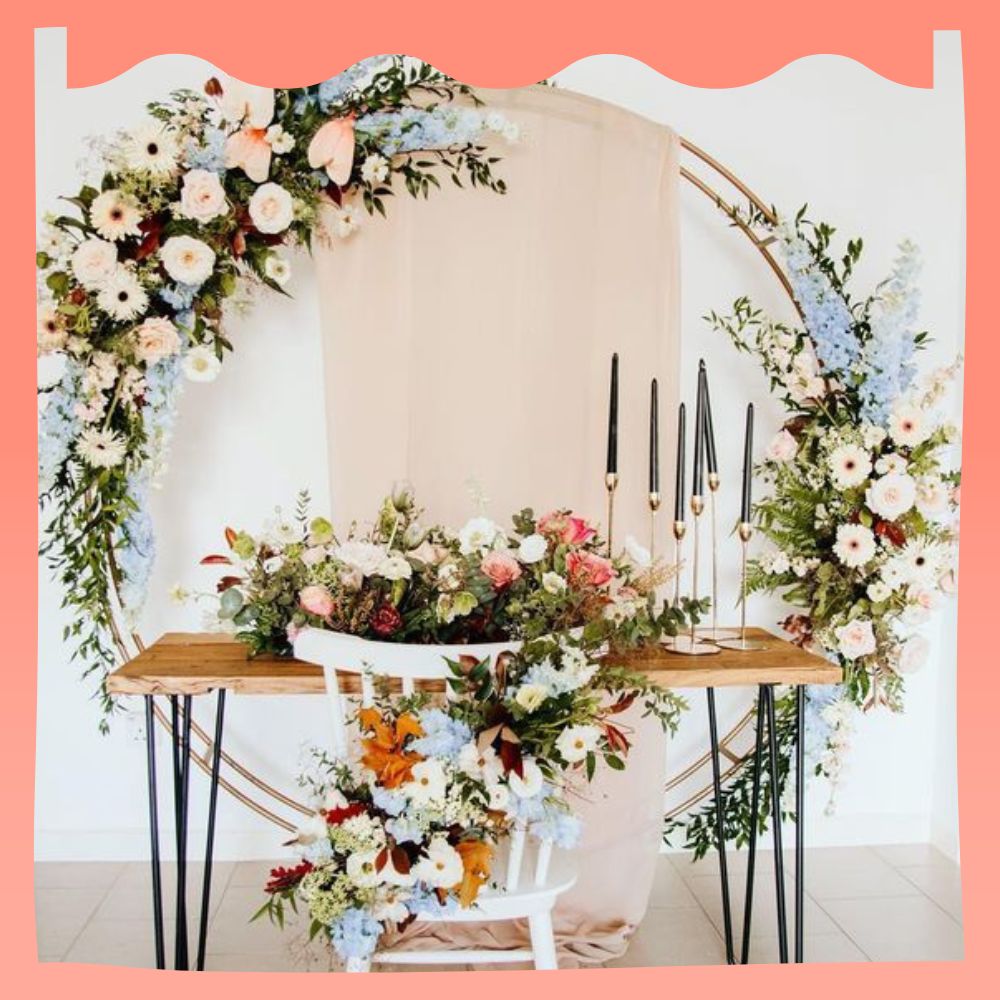 decoração de casamento simples com flores em arco redondo