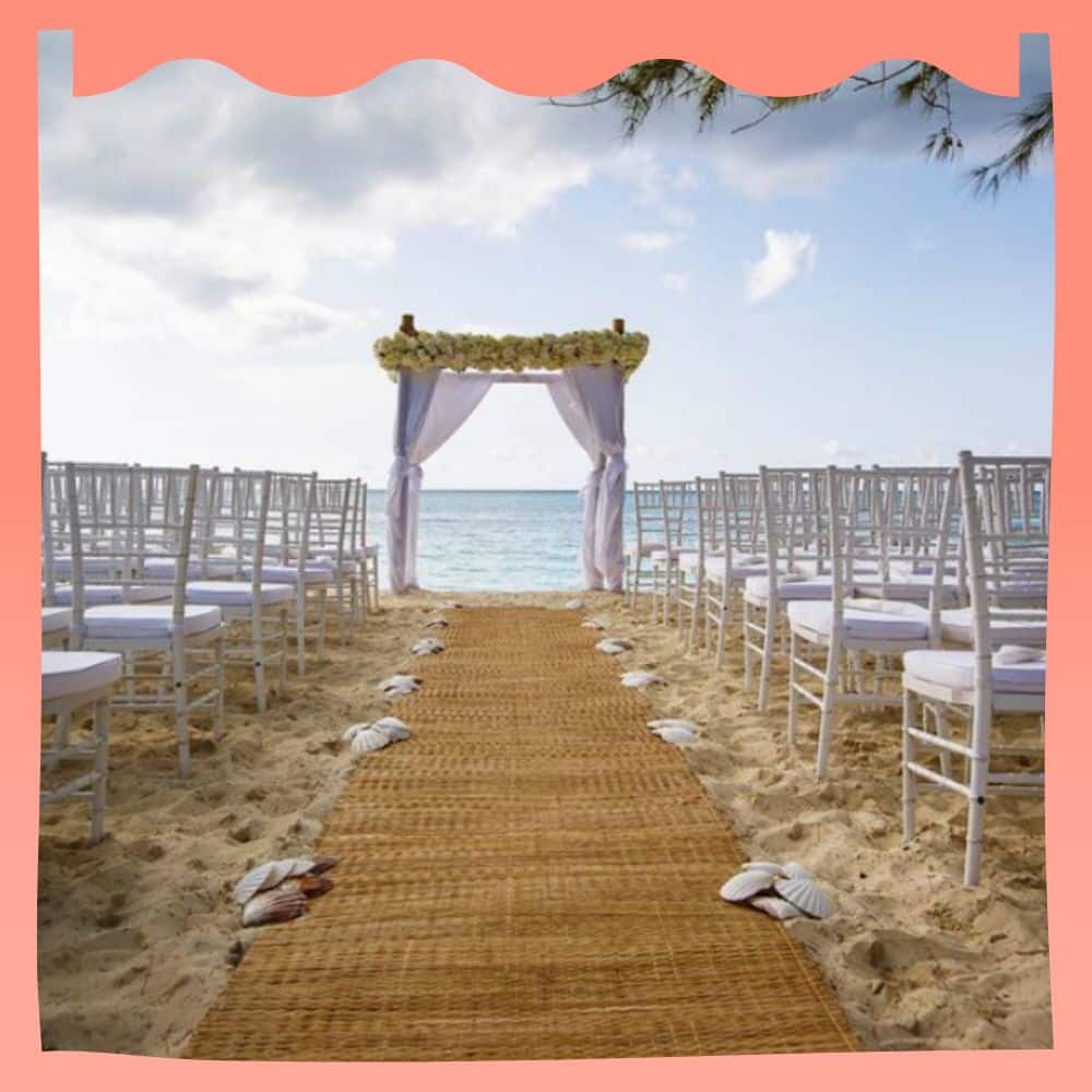 decoração de casamento simples na praia com areia