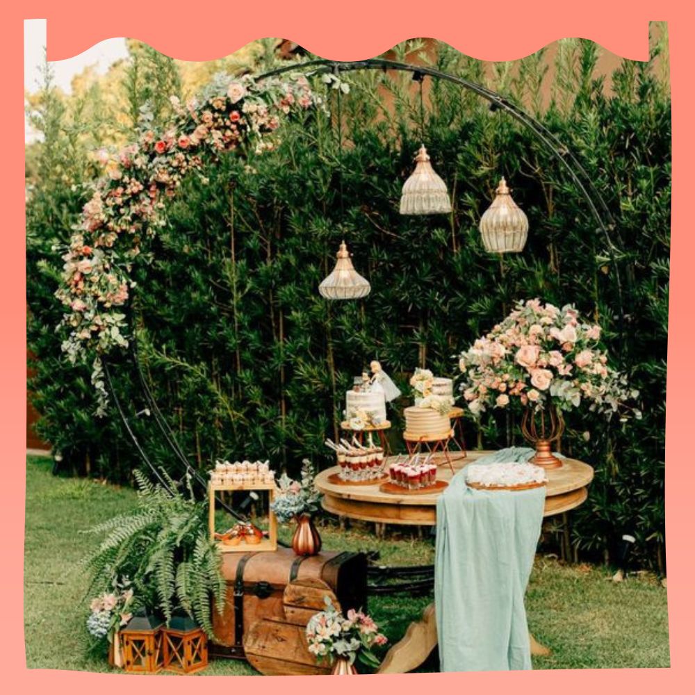 decoração de casamento simples no jardim com arco e flores