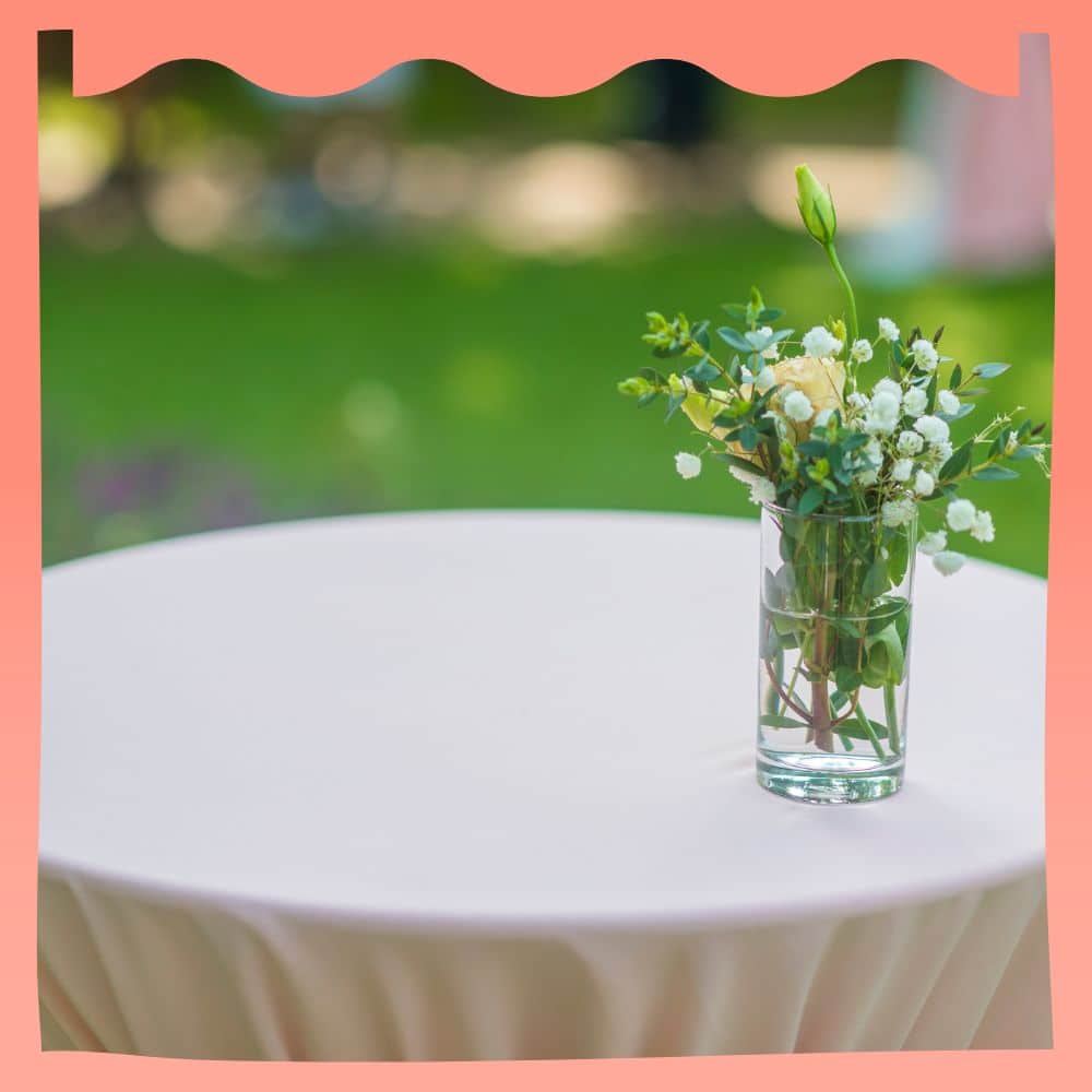 flor na mesa da festa de casamento