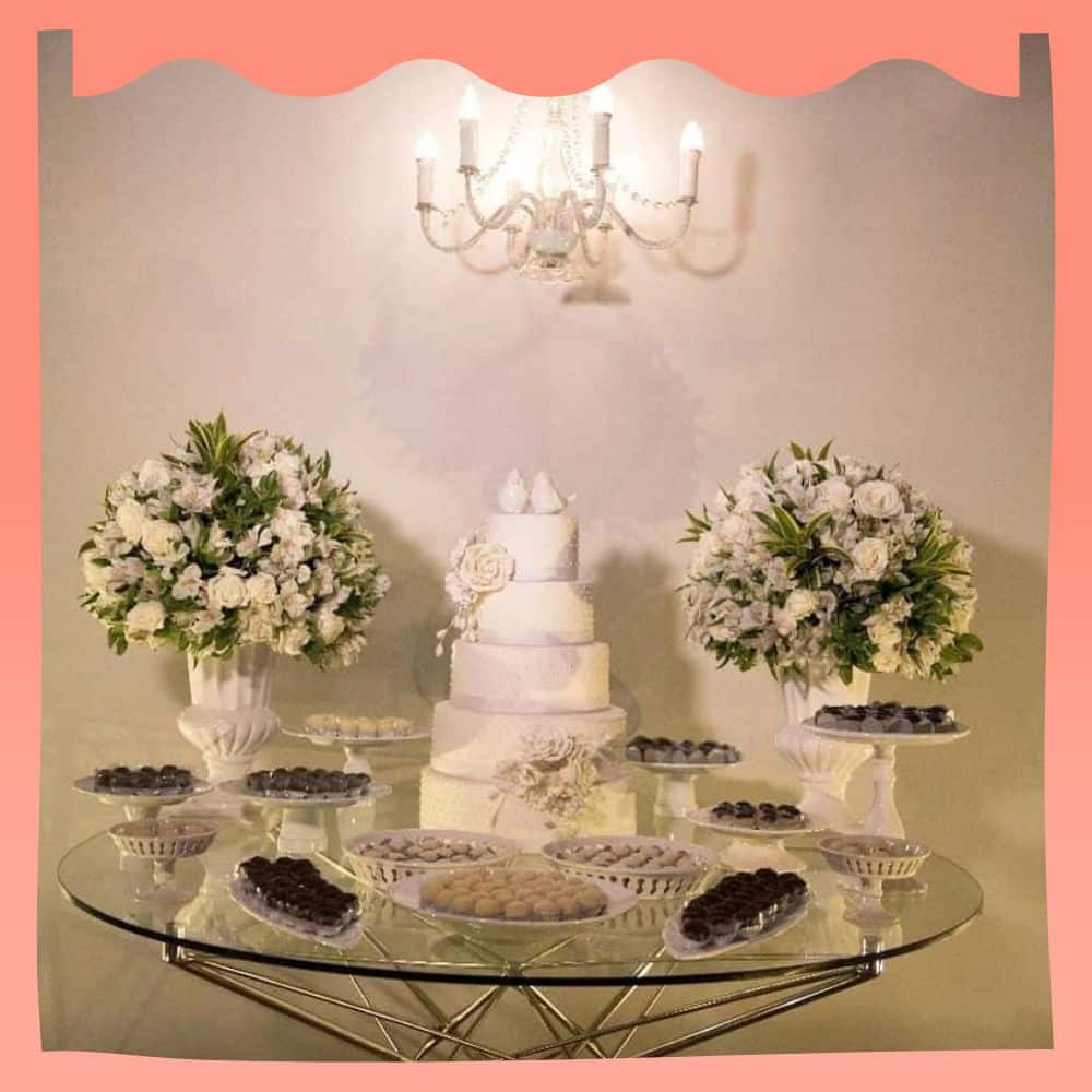 mesa com bolo e flores para casamento simples