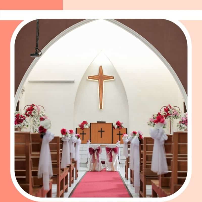 decoração de igreja para casamento branco e vermelho