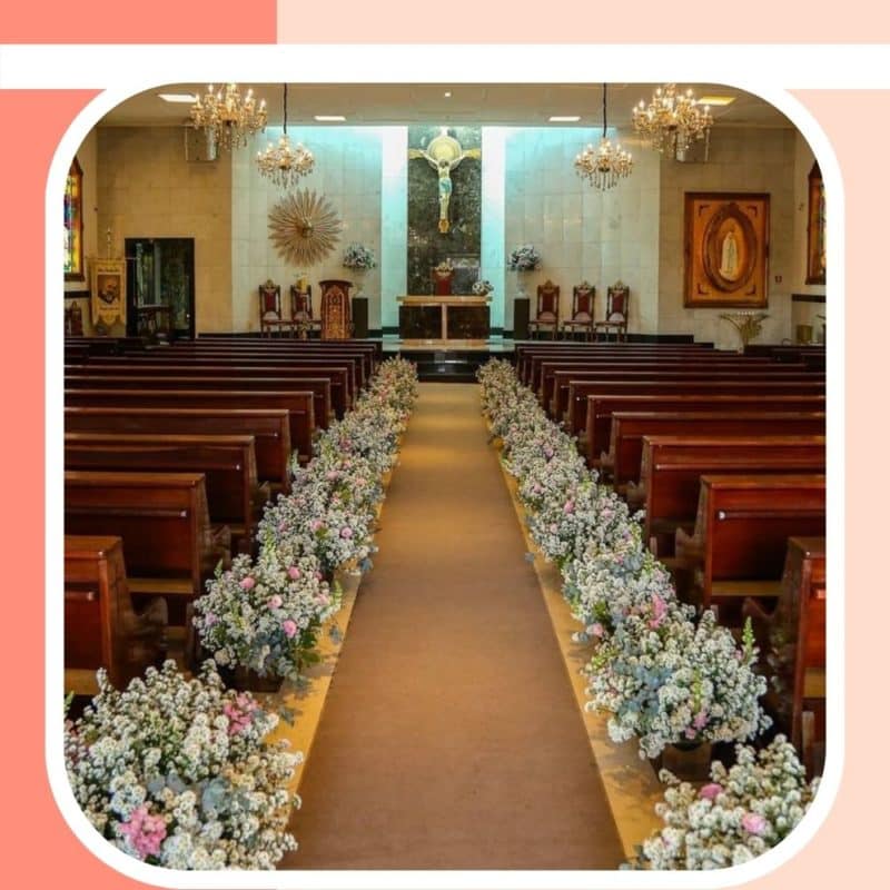 decoração de igreja para casamento com flores claras