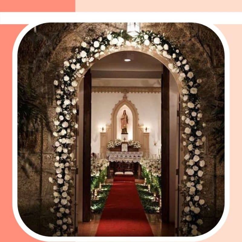 decoração de igreja para casamento com luzes baixas