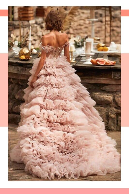 vestido de noiva rosa claro com cauda e camadas
