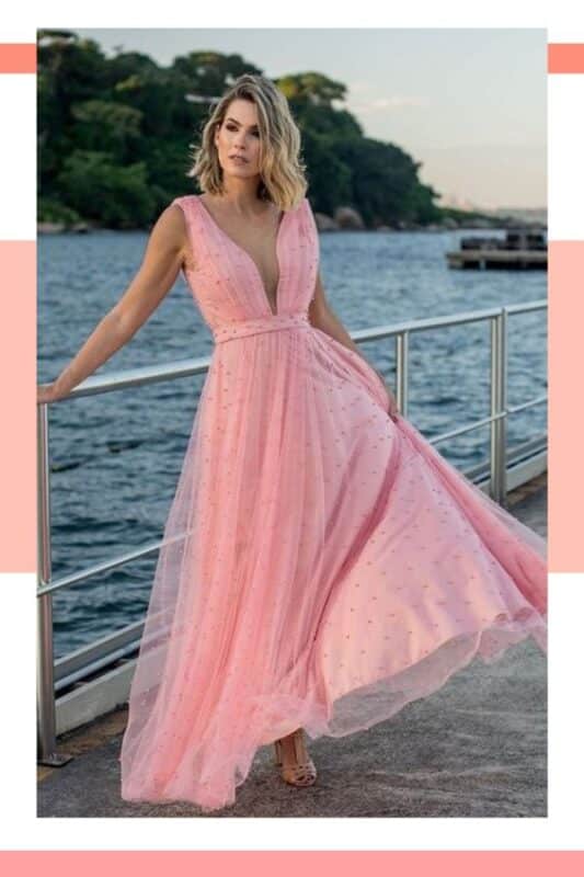 vestido de noiva rosa claro com decote longo