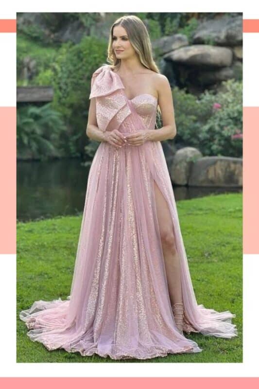 vestido de noiva rosa claro com laço grande