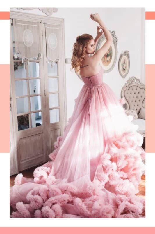 vestido de noiva rosa claro com longa e moderna cauda